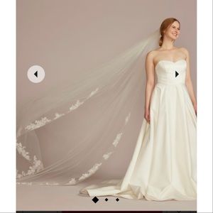 NWT Ivory Oleg Cassini Embroidered Cathedral Veil David’s Bridal